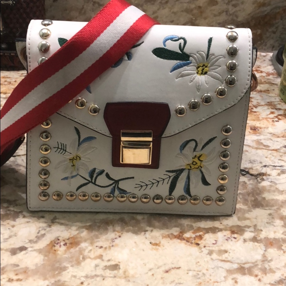 Cute cross body with floral embroidery